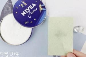 妮維雅小藍(lán)罐很油嗎？清爽不油膩