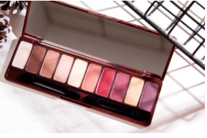 愛麗小屋十色眼影盤哪個好看？酒紅色非常好看