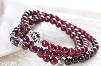 石榴石手鏈可以戴著洗澡嗎？會影響其壽命