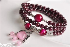 石榴石手鏈帶左手還是右手？