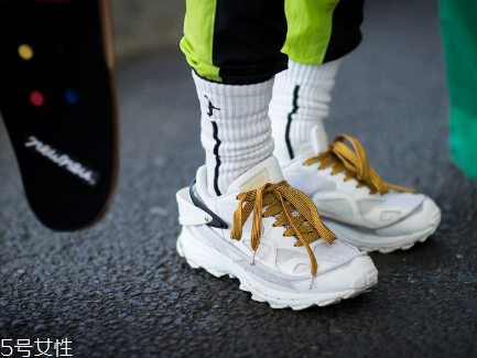 運(yùn)動鞋洗完發(fā)臭怎么辦？鞋子洗完一定要曬干