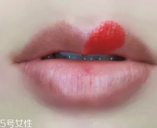 絲絨口紅和啞光哪個(gè)好？正式場合用啞光