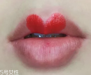 絲絨口紅和啞光哪個(gè)好？正式場合用啞光