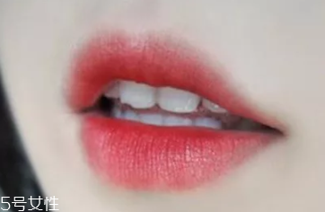 絲絨口紅和啞光哪個(gè)好？正式場合用啞光