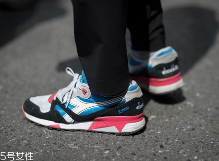 運(yùn)動鞋沾土如何清理？泥土漬清理要仔細(xì)