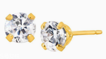 什么材質的耳釘不過敏？純銀耳釘解決耳朵腫痛