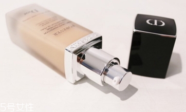 dior迪奧和香奈兒粉底液哪個(gè)好？