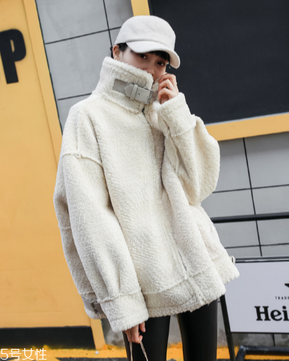 羊羔絨外套配什么鞋子？三款搭配出街不用愁