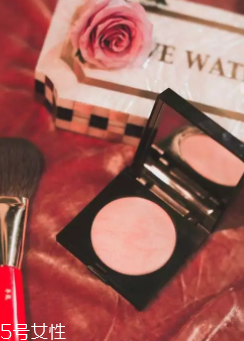 春天適合什么顏色口紅？首選活力西柚色