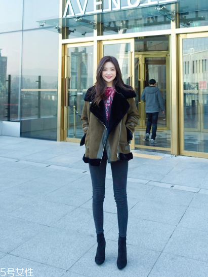 羊羔絨外套配什么褲子？讓你開春美個夠