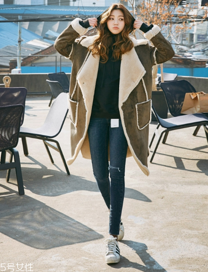 羊羔絨外套配什么褲子？讓你開春美個夠