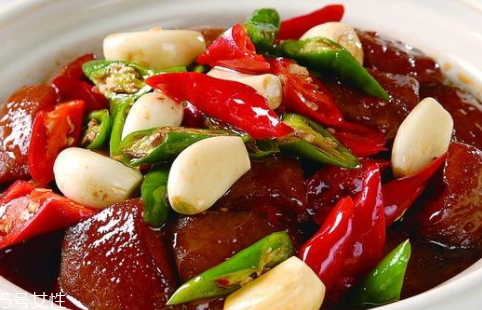 紅燒肉為什么不紅 主要取決于用糖多少 紅燒肉為什么不紅 主要取決于用糖多少