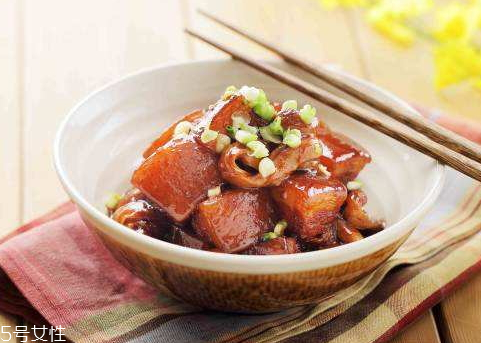 紅燒肉為什么不紅 主要取決于用糖多少 紅燒肉為什么不紅 主要取決于用糖多少