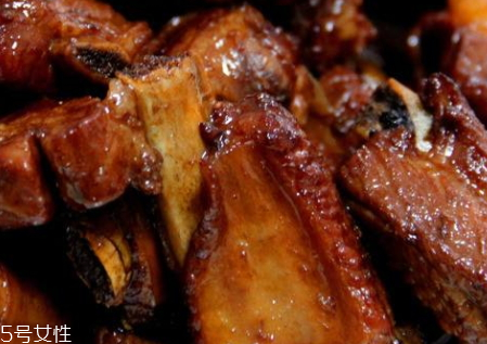 紅燒排骨可以用紅糖嗎 根據(jù)個人口味 紅燒排骨可以用紅糖嗎 根據(jù)個人口味