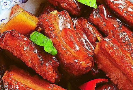 紅燒排骨可以用紅糖嗎 根據(jù)個人口味 紅燒排骨可以用紅糖嗎 根據(jù)個人口味