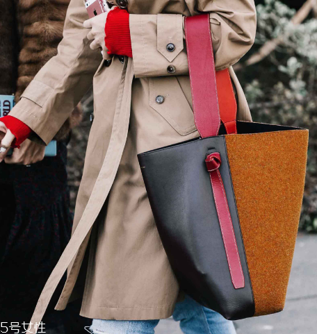 celine在哪個(gè)國(guó)家買最便宜？明星們的街拍新寵