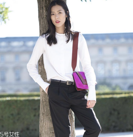 celine在哪個(gè)國(guó)家買最便宜？明星們的街拍新寵