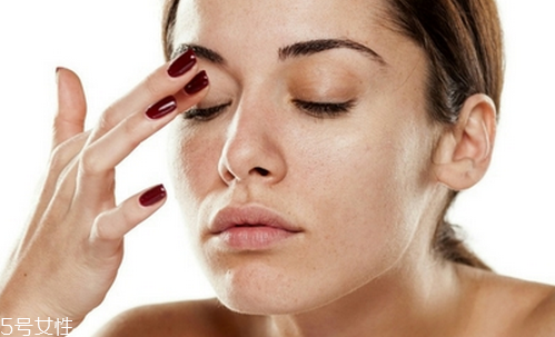 使用遮瑕膏有哪些誤區(qū) 遮瑕膏選購小技巧 使用遮瑕膏有哪些誤區(qū) 遮瑕膏選購小技巧