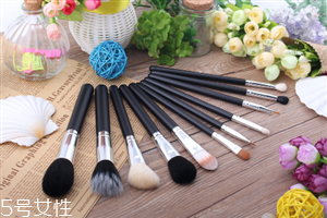 用刷子涂粉底液的好處和壞處 這樣擦粉底一整天不脫妝 用刷子涂粉底液的好處和壞處 這樣擦粉底一整天不脫妝