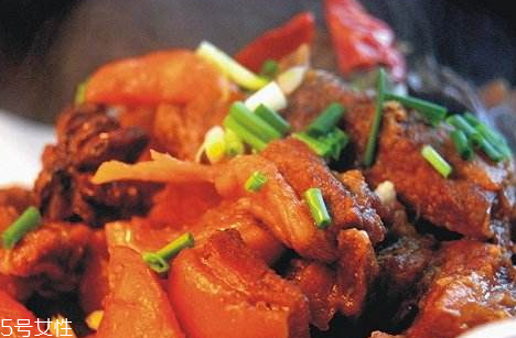 紅燒羊肉可以放冰糖嗎 當(dāng)然可以 紅燒羊肉可以放冰糖嗎 當(dāng)然可以