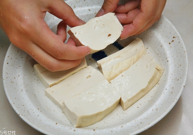 怎么煎豆腐不碎 煎豆腐的4個技巧 怎么煎豆腐不碎 煎豆腐的4個技巧