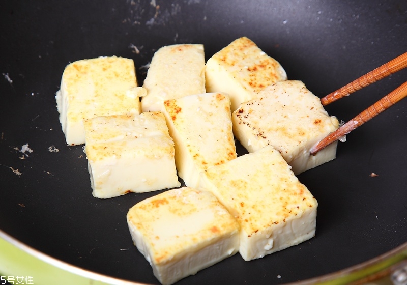 怎么煎豆腐不碎 煎豆腐的4個技巧 怎么煎豆腐不碎 煎豆腐的4個技巧