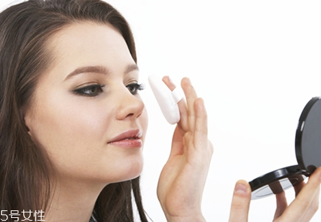 粉餅可以代替粉底液用嗎 粉餅結(jié)塊的解決辦法 粉餅可以代替粉底液用嗎 粉餅結(jié)塊的解決辦法