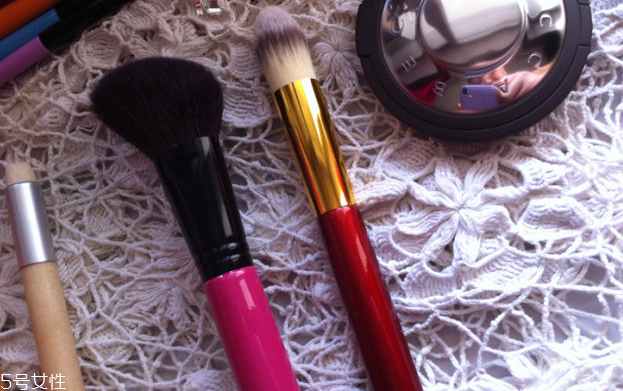 艾諾琪和受受狼化妝刷哪家好 化妝刷使底妝與肌膚更加貼合 艾諾琪和受受狼化妝刷哪家好 化妝刷使底妝與肌膚更加貼合