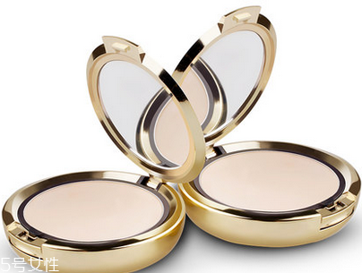 粉餅可以代替粉底液用嗎 粉餅結(jié)塊的解決辦法 粉餅可以代替粉底液用嗎 粉餅結(jié)塊的解決辦法