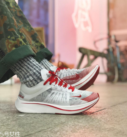 運(yùn)動鞋比皮鞋大一碼還是小一碼？