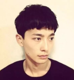 2022年最流行的發(fā)型男生？厚劉海還是最受歡迎