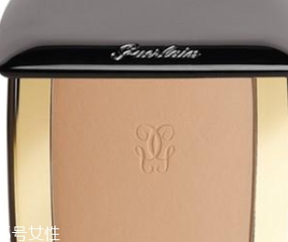 dior迪奧和嬌蘭粉餅?zāi)膫€好？