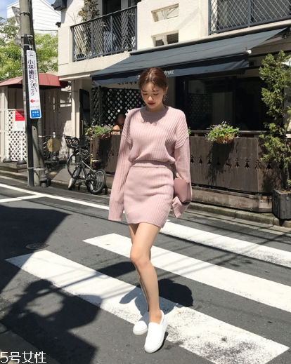 針織套裝配什么鞋子？彰顯時(shí)髦和個(gè)性