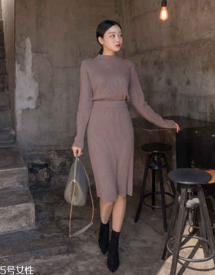 針織套裝配什么鞋子？彰顯時(shí)髦和個(gè)性