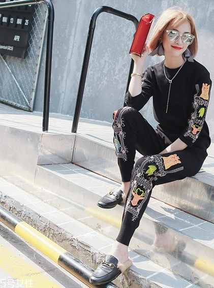 針織套裝配什么鞋子？彰顯時(shí)髦和個(gè)性