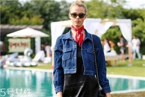 牛仔上衣配什么褲子好看？這個春天酷到爆