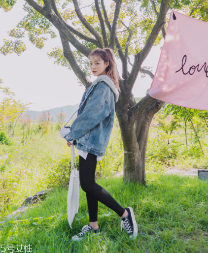 牛仔上衣配什么褲子好看？這個春天酷到爆