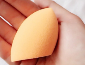 美妝蛋怎樣上妝更服帖？先浸濕再用