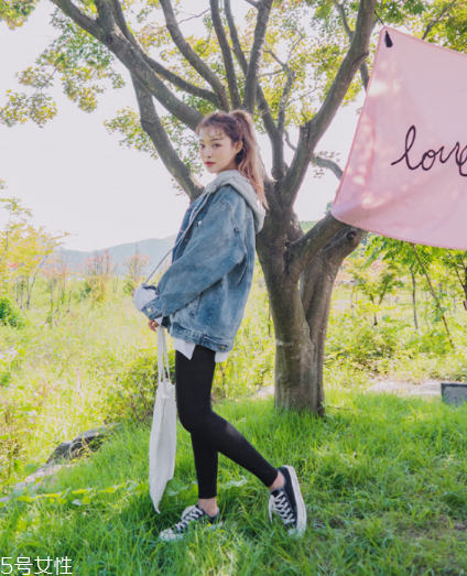 牛仔上衣配什么鞋子？輕松凹出街拍潮范