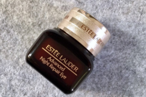 雅詩蘭黛小棕瓶眼霜適合多大年齡？所有年紀