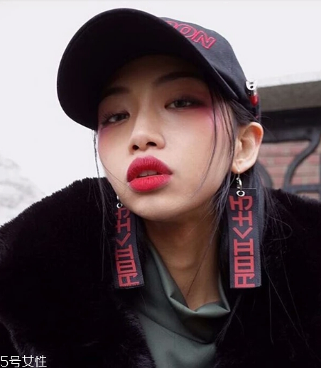 女生怎么穿有個(gè)性？做個(gè)性感又迷人的酷girl