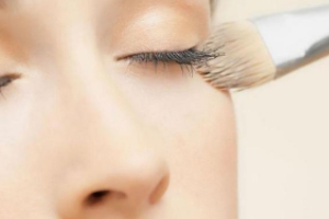 粉底液怎么涂不浮粉？指腹按壓避免脫妝