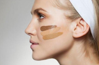 粉底液怎么涂不浮粉？指腹按壓避免脫妝