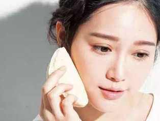 粉底液怎么涂不浮粉？指腹按壓避免脫妝