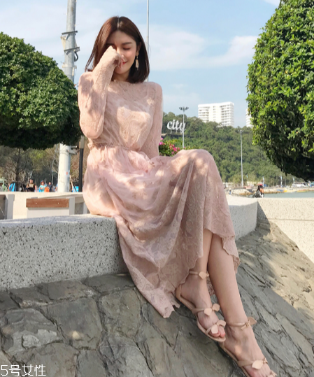 春天穿什么款式連衣裙好看？讓你早春美翻天