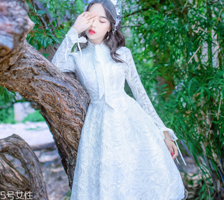 春天穿什么款式連衣裙好看？讓你早春美翻天