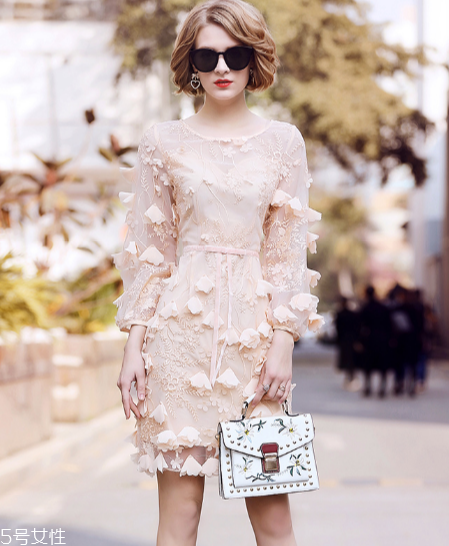 春天穿什么款式連衣裙好看？讓你早春美翻天