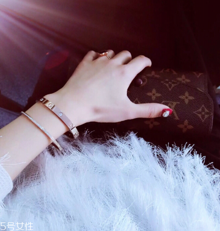 卡地亞手鐲可以戴著洗澡嗎？最好不要經常碰水