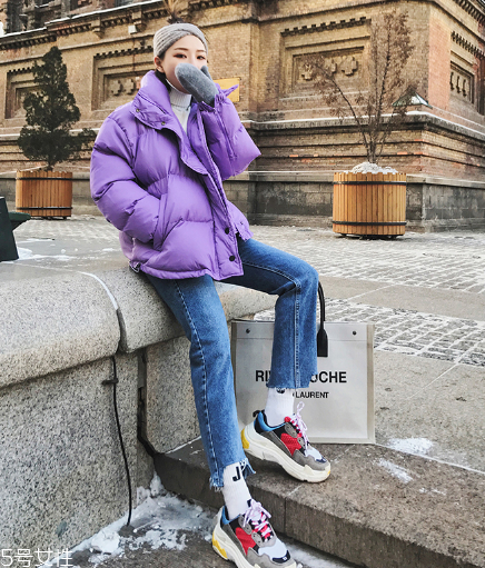 牛仔褲可以配皮鞋嗎？搭出時尚街拍范兒