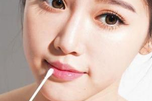 口紅雨衣用完會油么？紙巾抿一下不會油